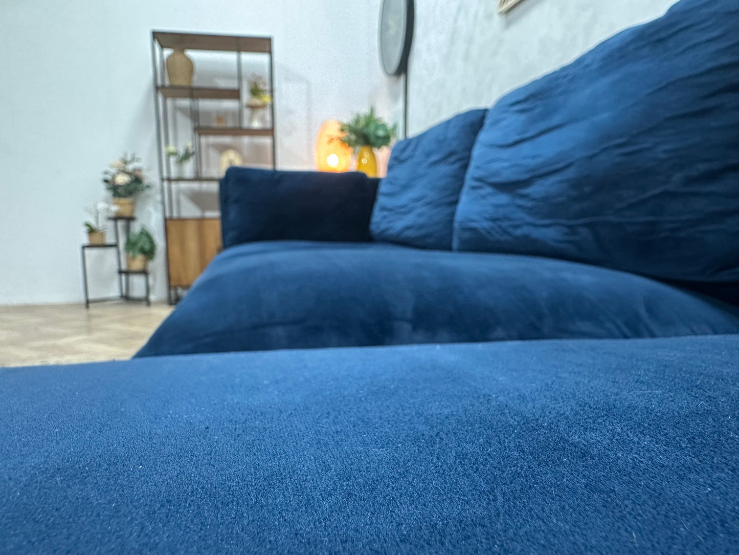Blauwe Velvet Hoekzetel ~ Losse Rugkussens Met Afneembare Hoezen