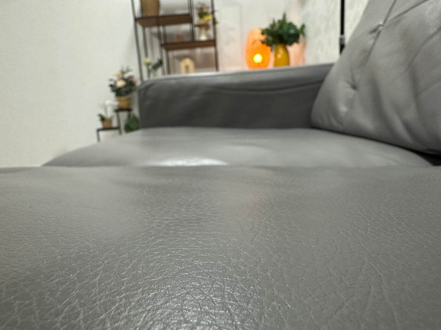Grijze Leather Look 2-Zits Zetel ~ Vaste Kussens