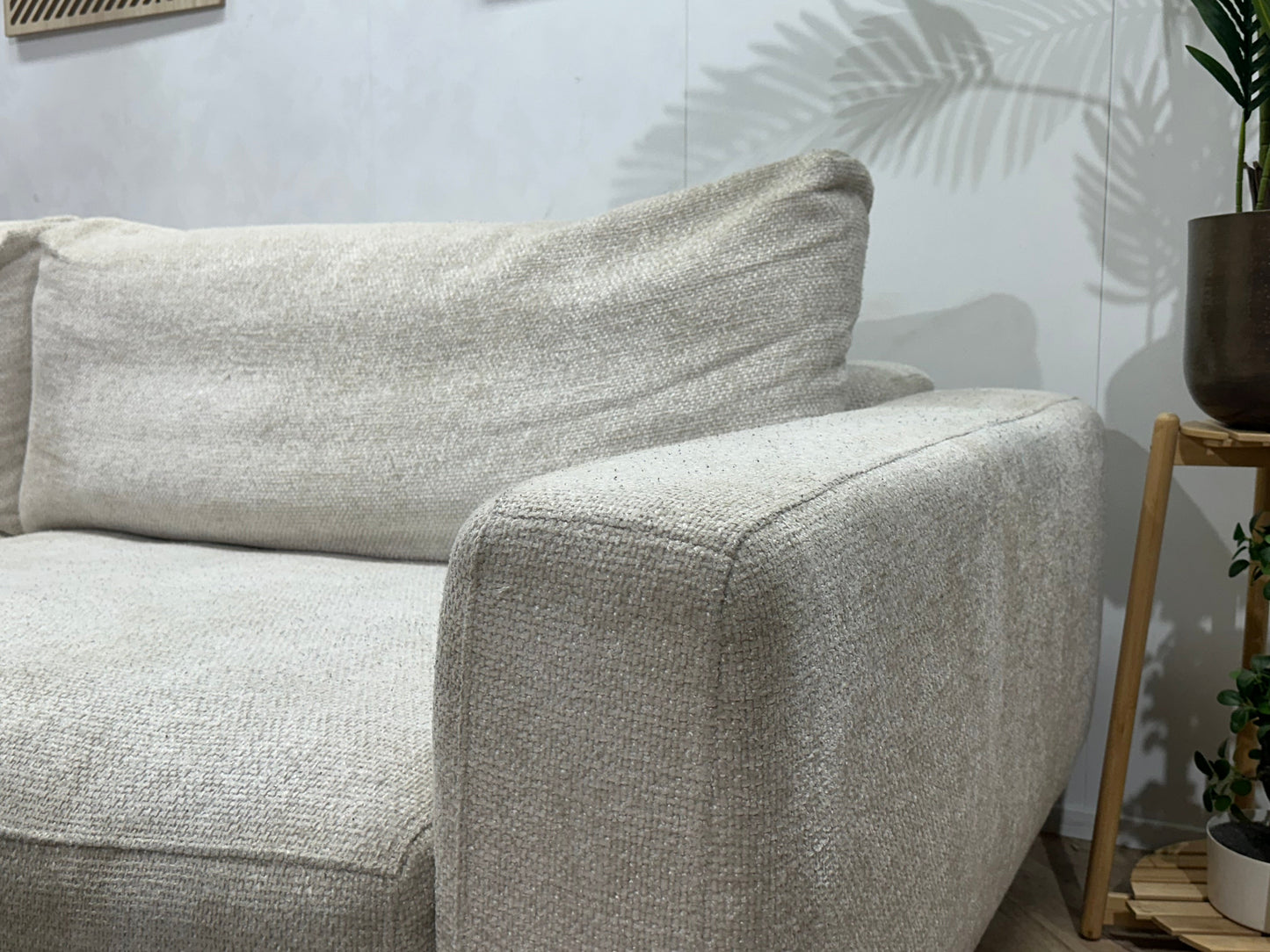 Witte Bouclé Stoffen Hoekzetel ~ Losse Rugkussens Met Afneembare Hoezen