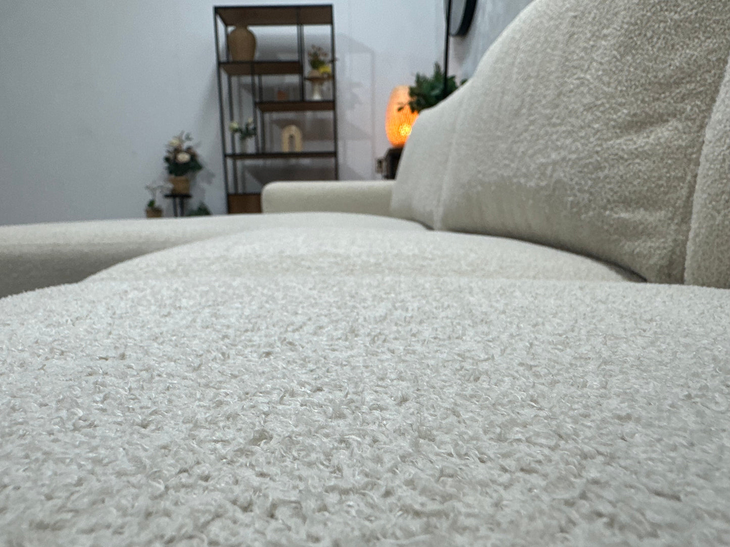 Witte Bouclé Stoffen Hoekzetel ~ Losse Rugkussens Met Afneembare Hoezen