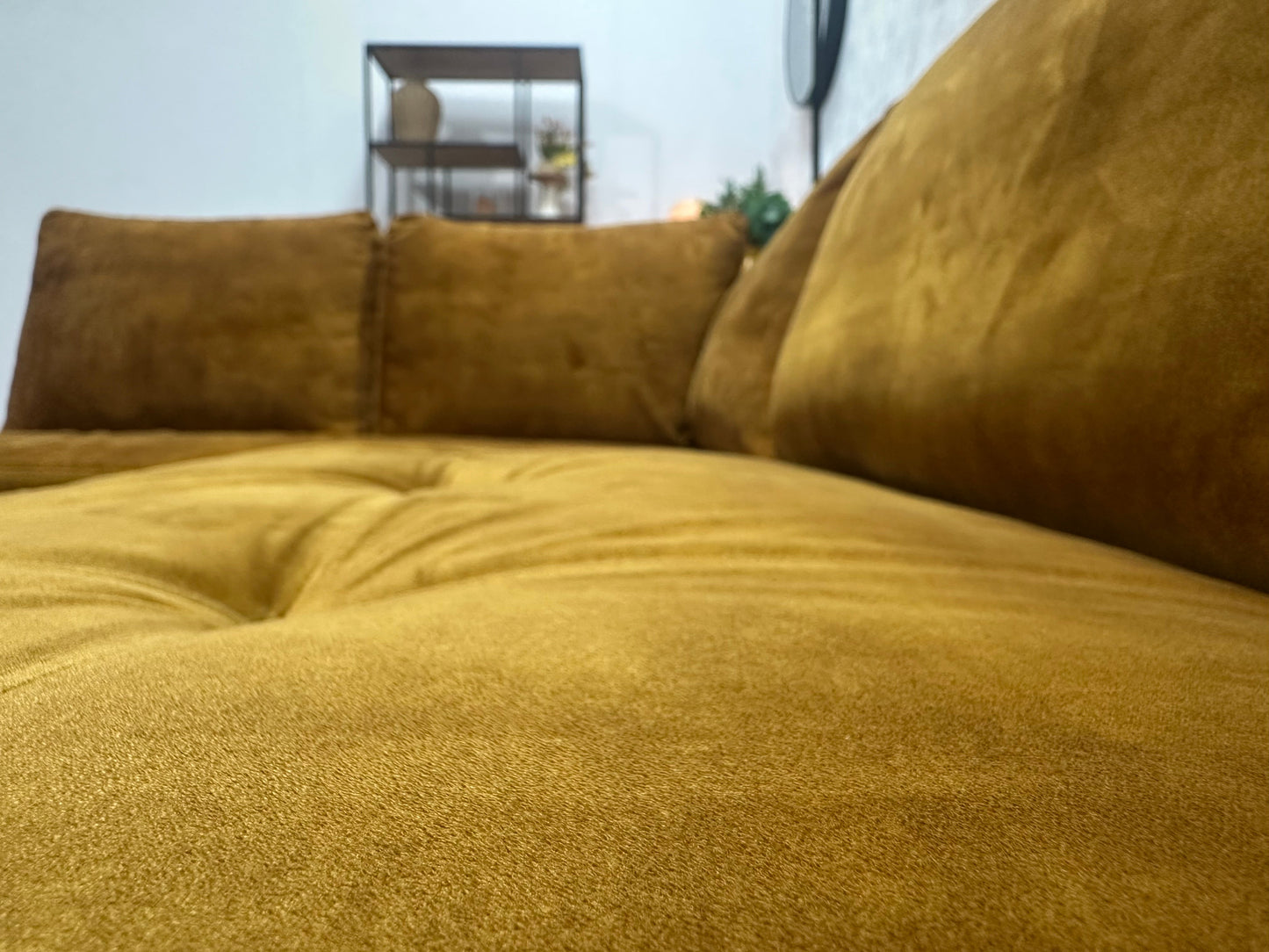 Oker Gele Velvet Hoekzetel ~ Losse Rugkussens Met Afneembare Hoezen