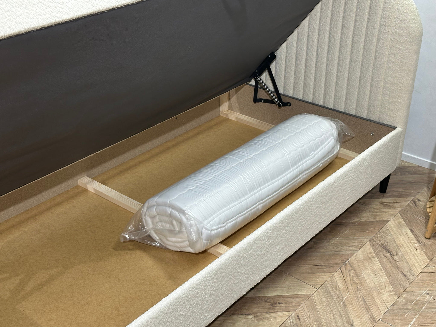 !Showroommodel! Witte Bouclé Stoffen Boxspring Inc Topper