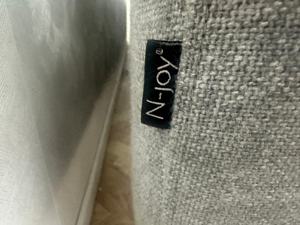 N-Joy Licht Grijze Hoekzetel ~ Vaste Kussens