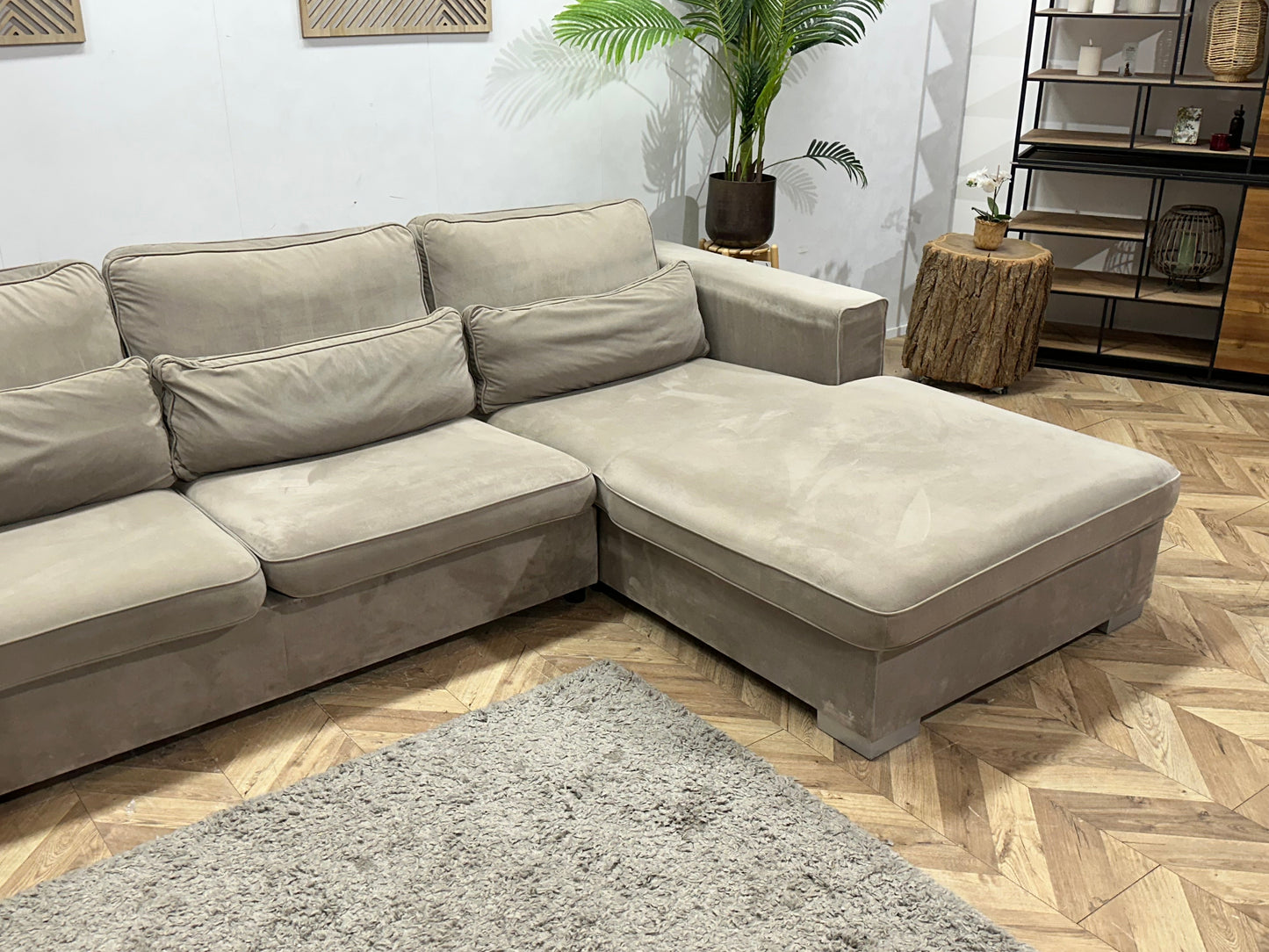 Beige Velvet Hoekzetel ~ Losse Kussens Met Afneembare Hoezen