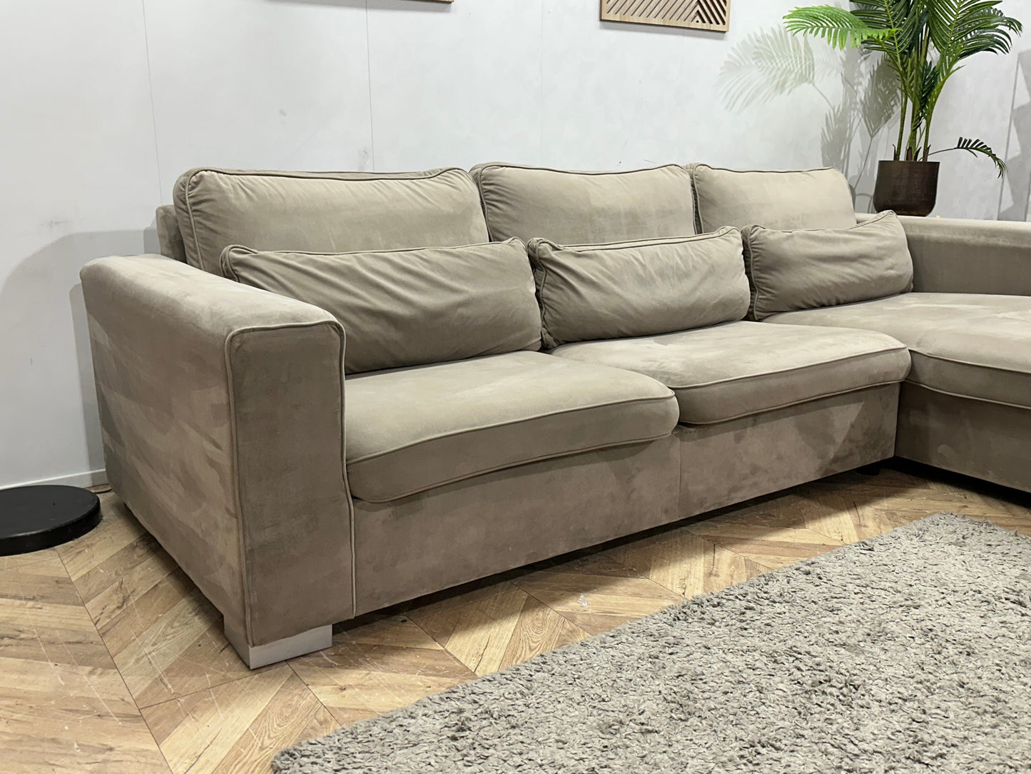 Beige Velvet Hoekzetel ~ Losse Kussens Met Afneembare Hoezen
