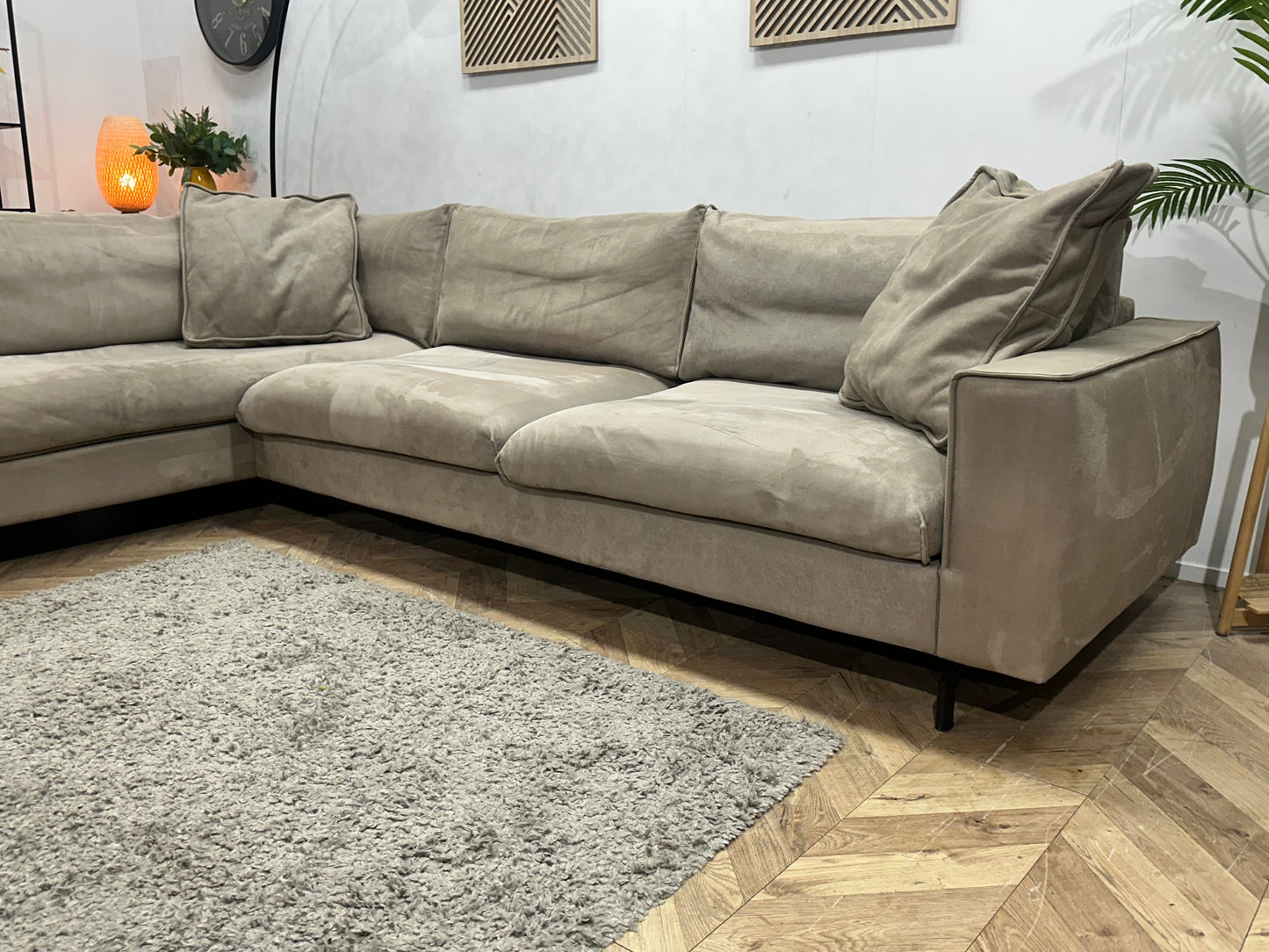 Taupe Velvet Hoekzetel ~ Losse Kussens Met Afneembare Hoezen