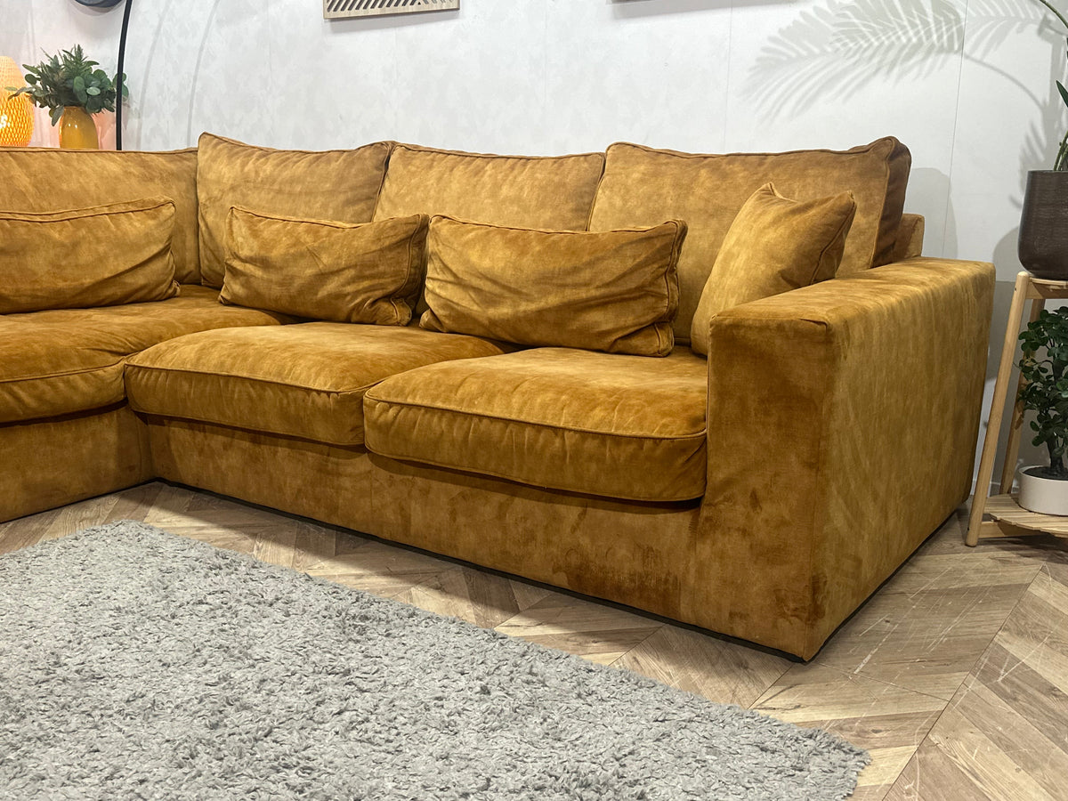 Oker Gele Velvet Hoekzetel ~ Losse Kussens Met Afneembare Hoezen