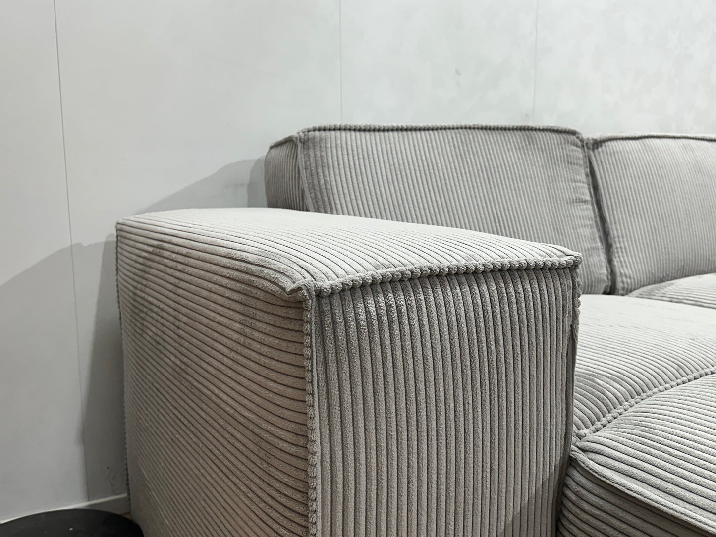 !Showroommodel! Licht Grijze Ribstof U Zetel