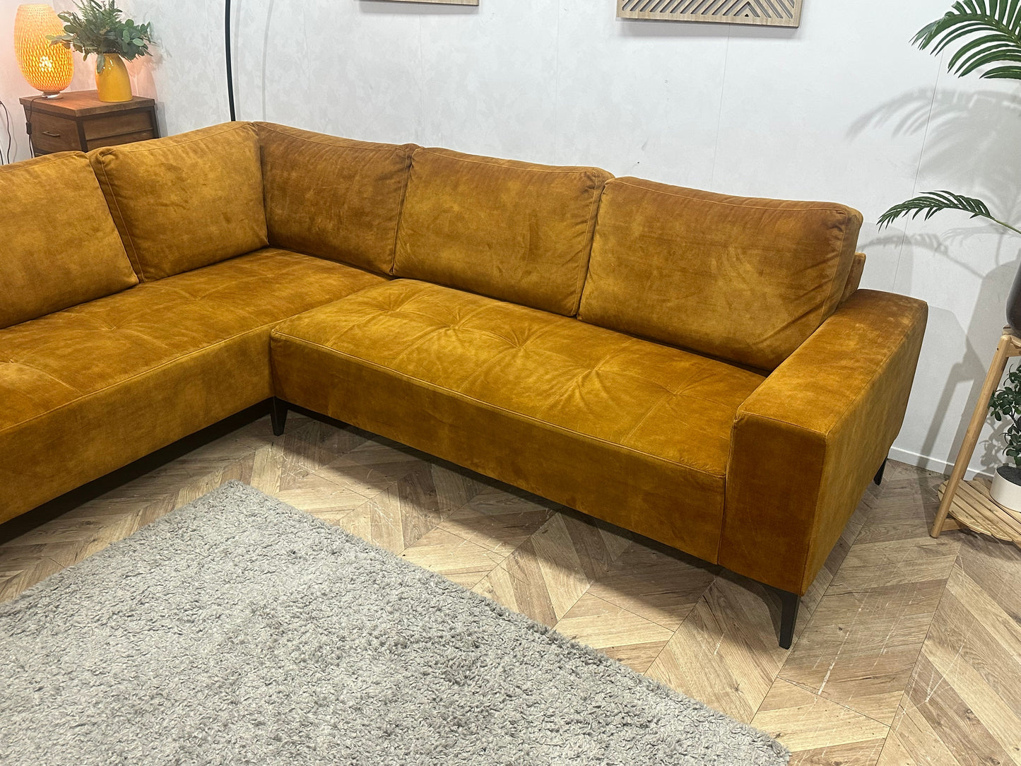 Oker Gele Velvet Hoekzetel ~ Losse Rugkussens Met Afneembare Hoezen