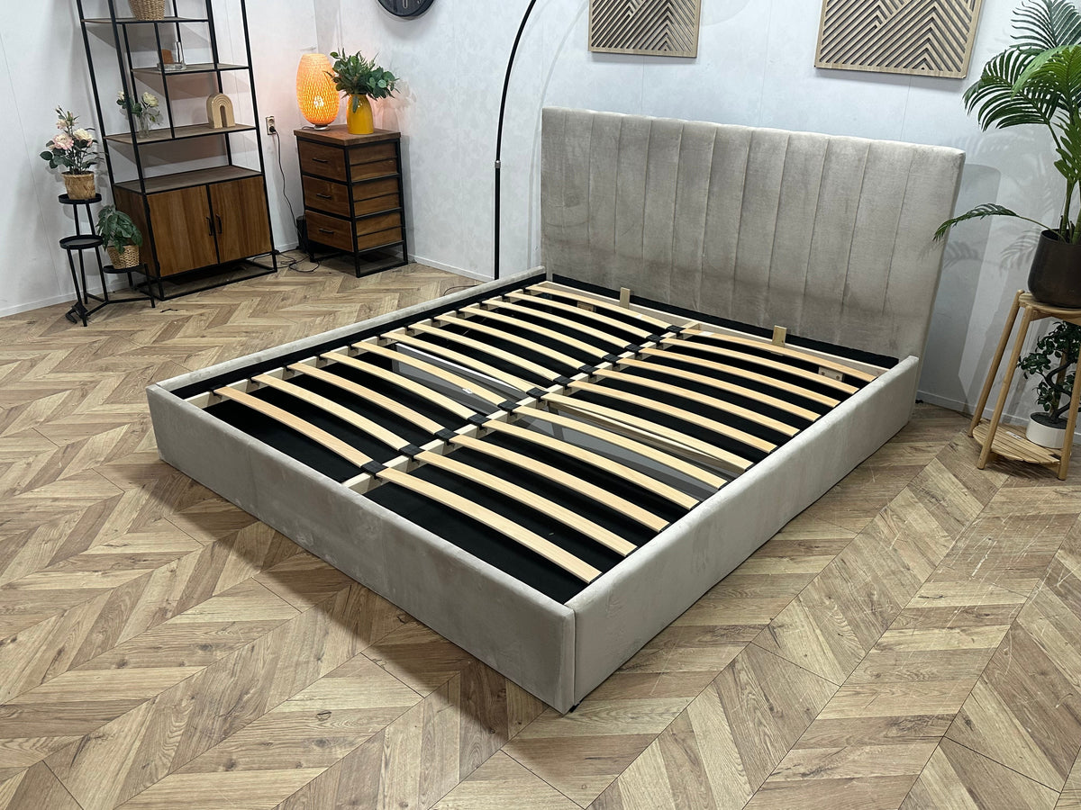 !Showroommodel! Licht Grijze Velvet Tweepersoonsbed Inc Lattenbodem