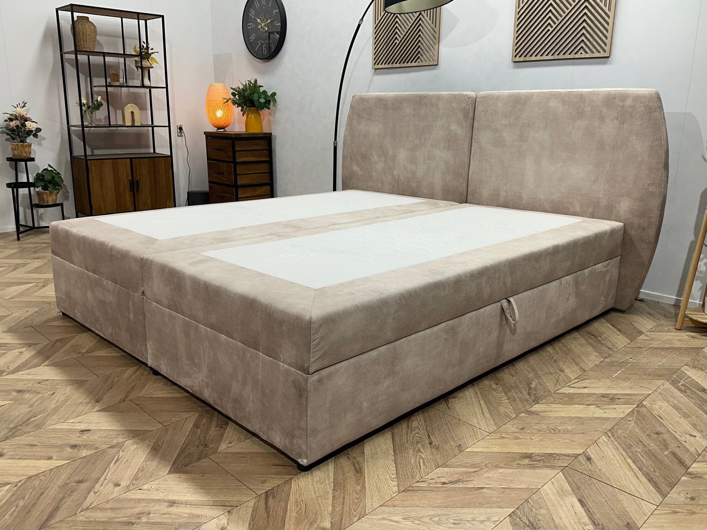 !Showroommodel! Beige Velvet Boxspring Inc Topper