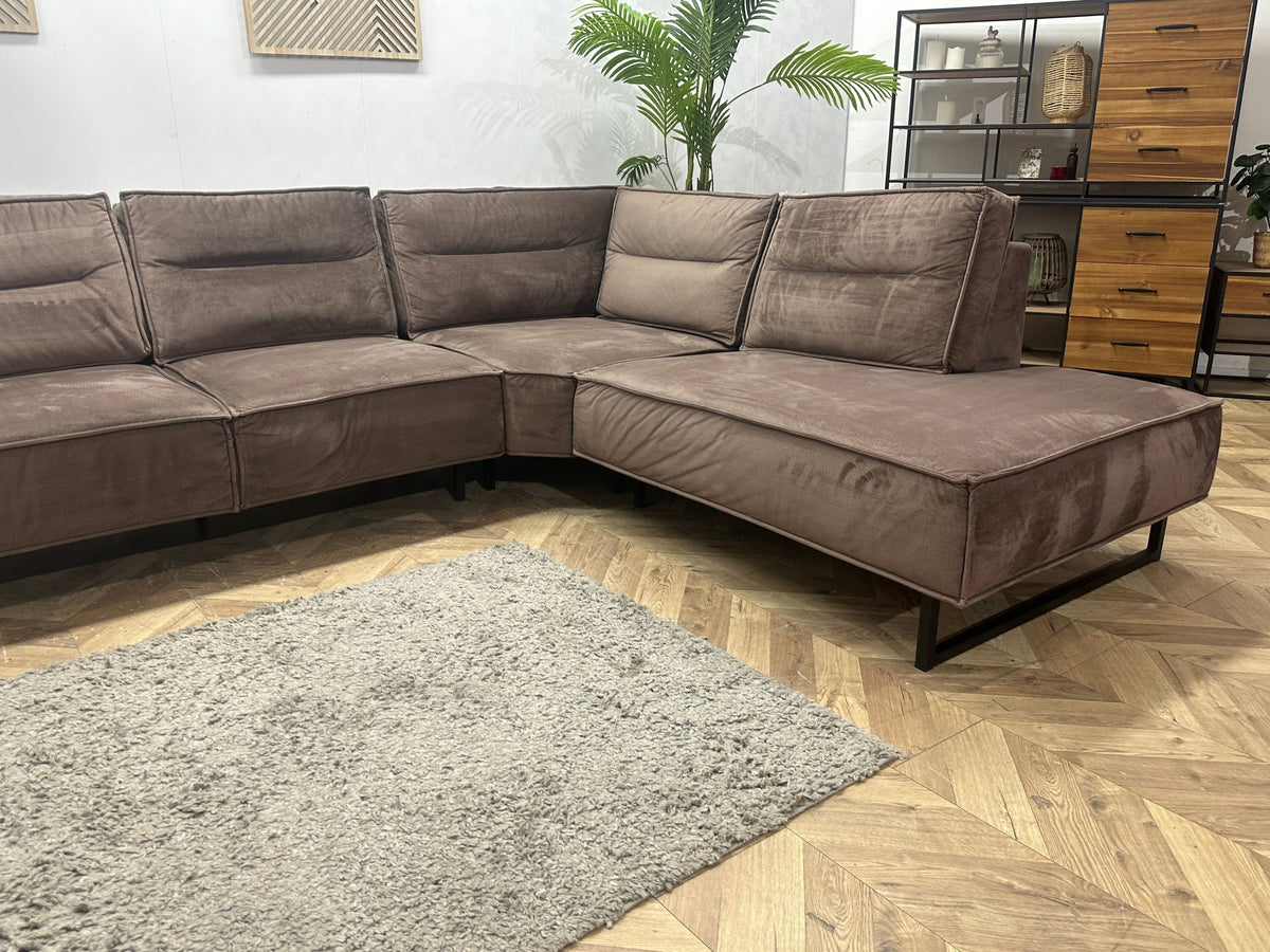 Bruine Velvet Hoekzetel ~ Losse Rugkussens Met Afneembare Hoezen