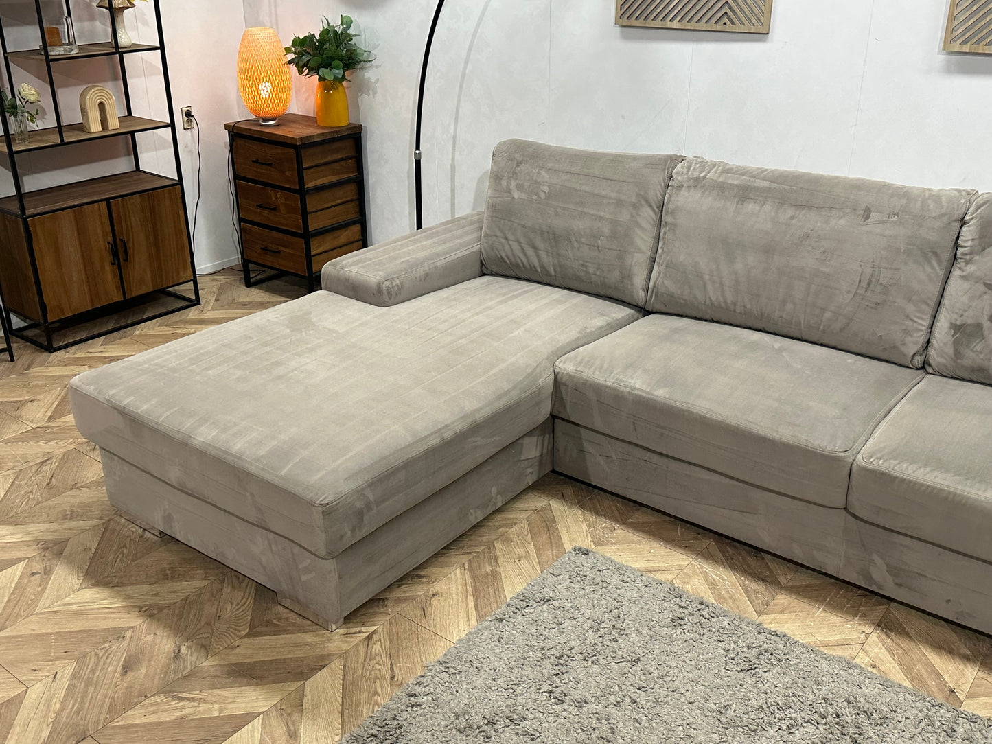 Grijze Velvet Hoekzetel ~ Losse Rugkussens Met Afneembare Hoezen