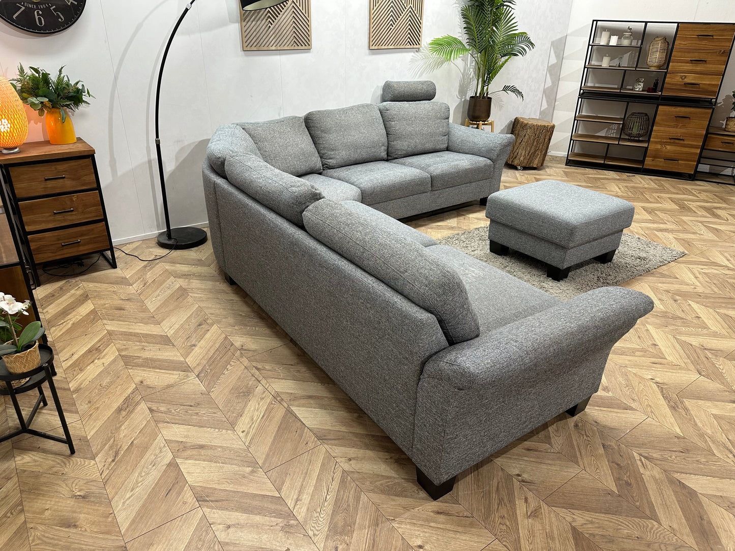 Licht Grijze Stoffen Hoekzetel Inc Hocker ~ Losse Rugkussens