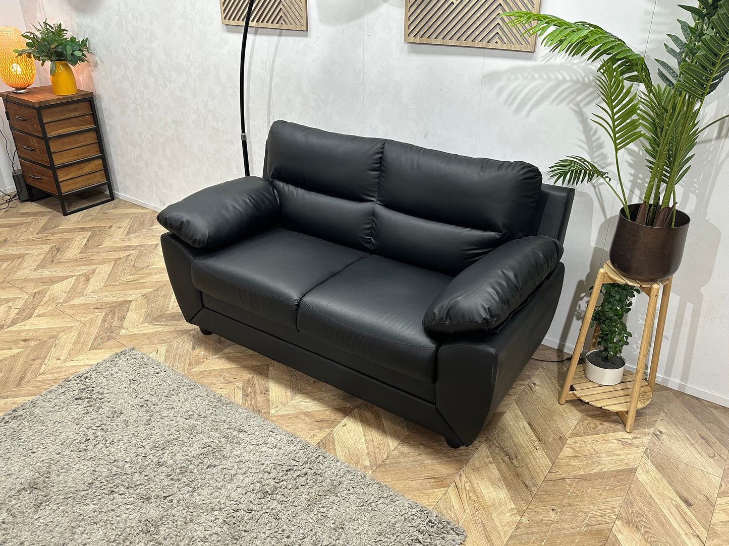 Zwarte Leather Look 2-Zits Zetel ~ Vaste Kussens