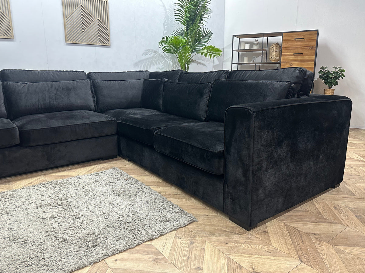 Zwarte Velvet Hoekzetel ~ Losse Kussens Met Afneembare Hoezen