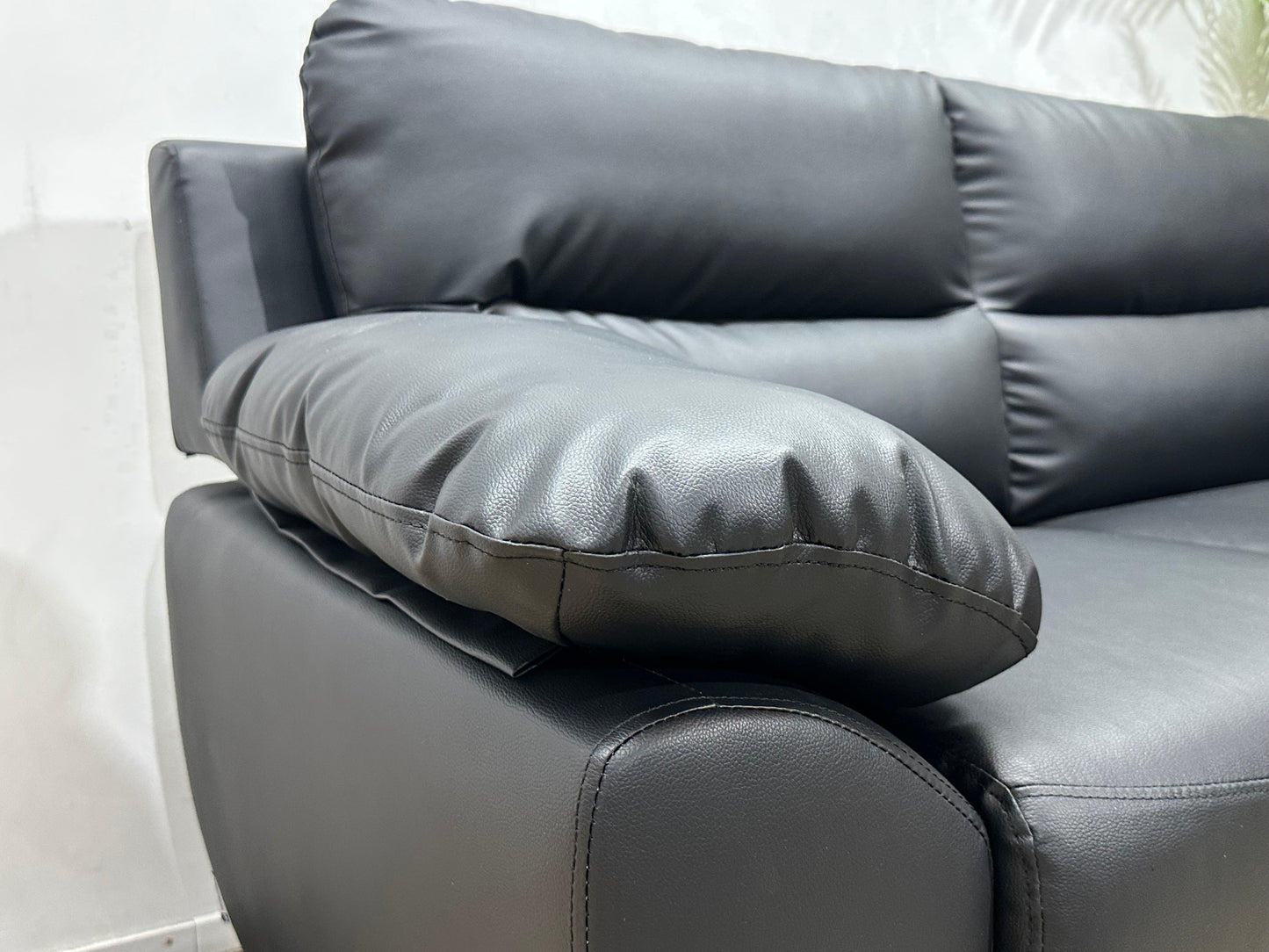 Zwarte Leather Look 2-Zits Zetel ~ Vaste Kussens