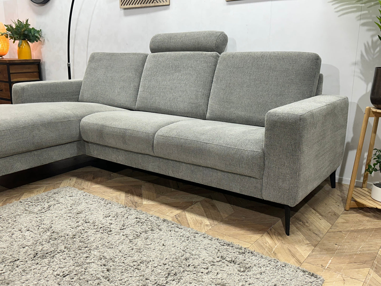 Licht Grijze Suede Stoffen Hoekzetel ~ Losse Rugkussens Met Afneembare Hoezen