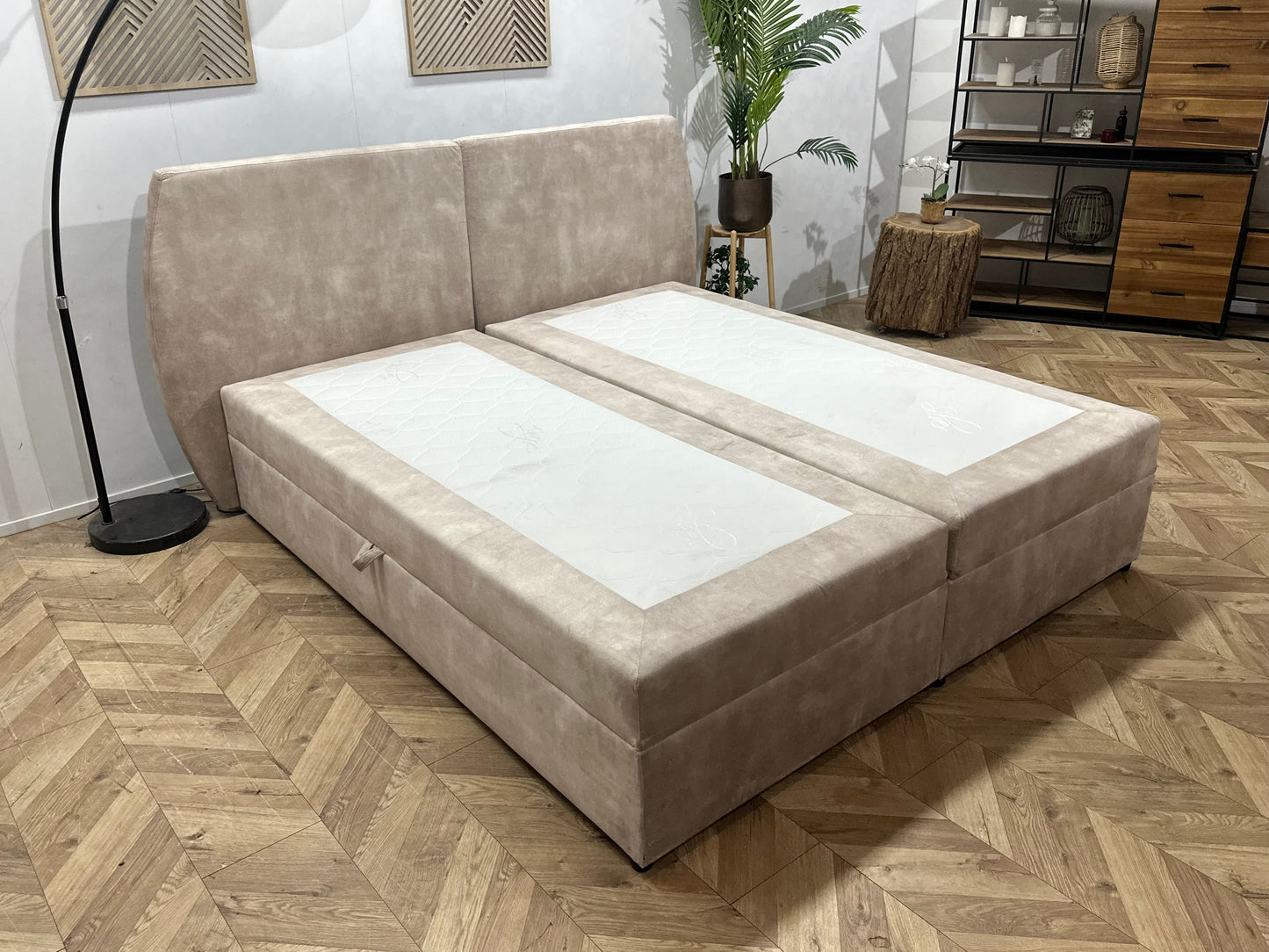 !Showroommodel! Beige Velvet Boxspring Inc Topper
