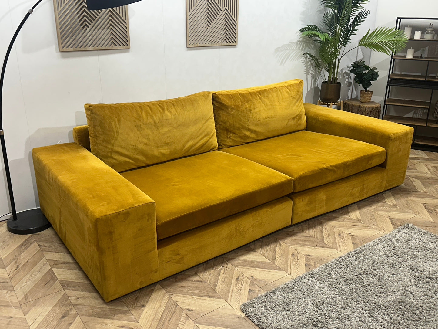 (1) Gele Velvet Rechte Zetel ~ Losse Kussens Met Afneembare Hoezen