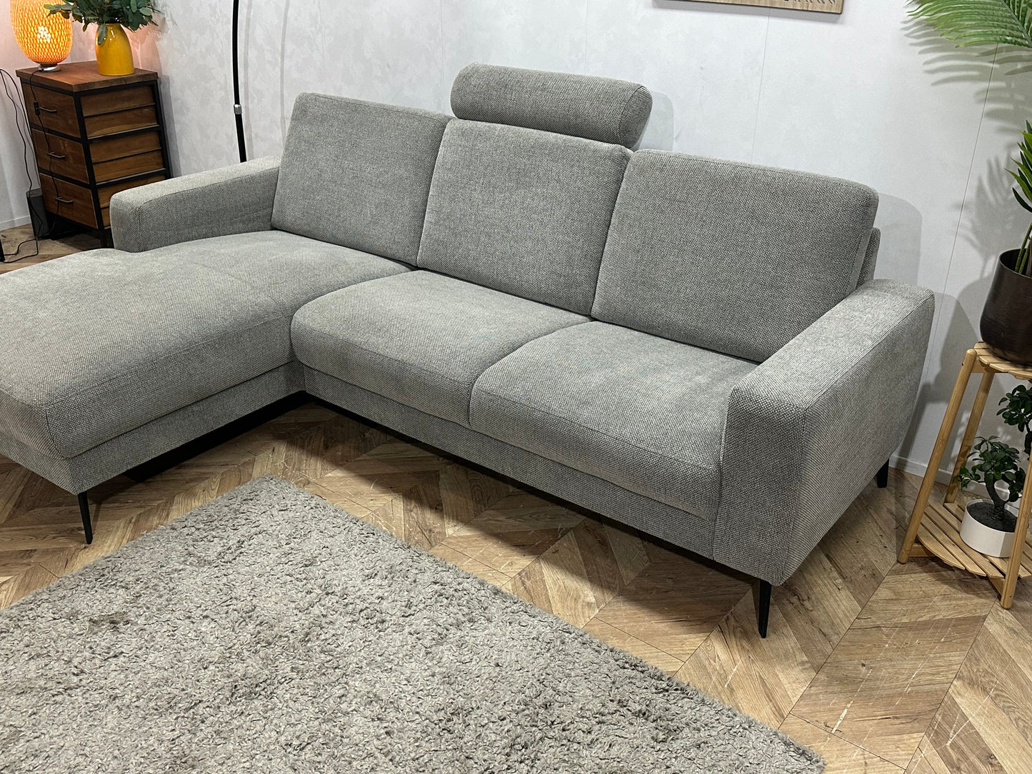 Licht Grijze Suede Stoffen Hoekzetel ~ Losse Rugkussens Met Afneembare Hoezen