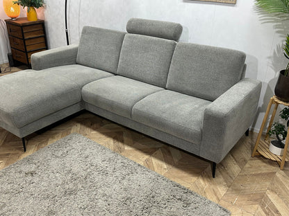 Licht Grijze Suede Stoffen Hoekzetel ~ Losse Rugkussens Met Afneembare Hoezen