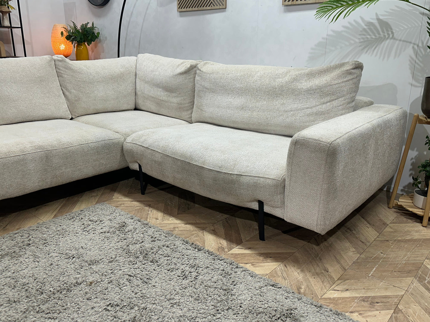 Witte Bouclé Stoffen Hoekzetel ~ Losse Rugkussens Met Afneembare Hoezen