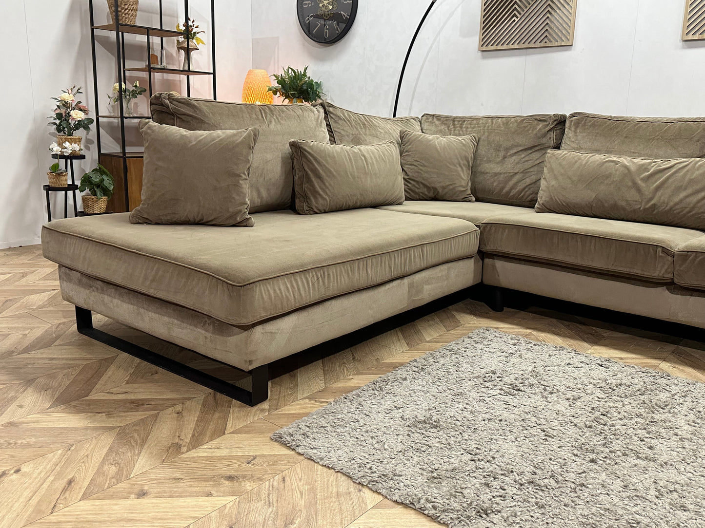 Licht Bruine Velvet Hoekzetel ~ Losse Kussens Met Afneembare Hoezen