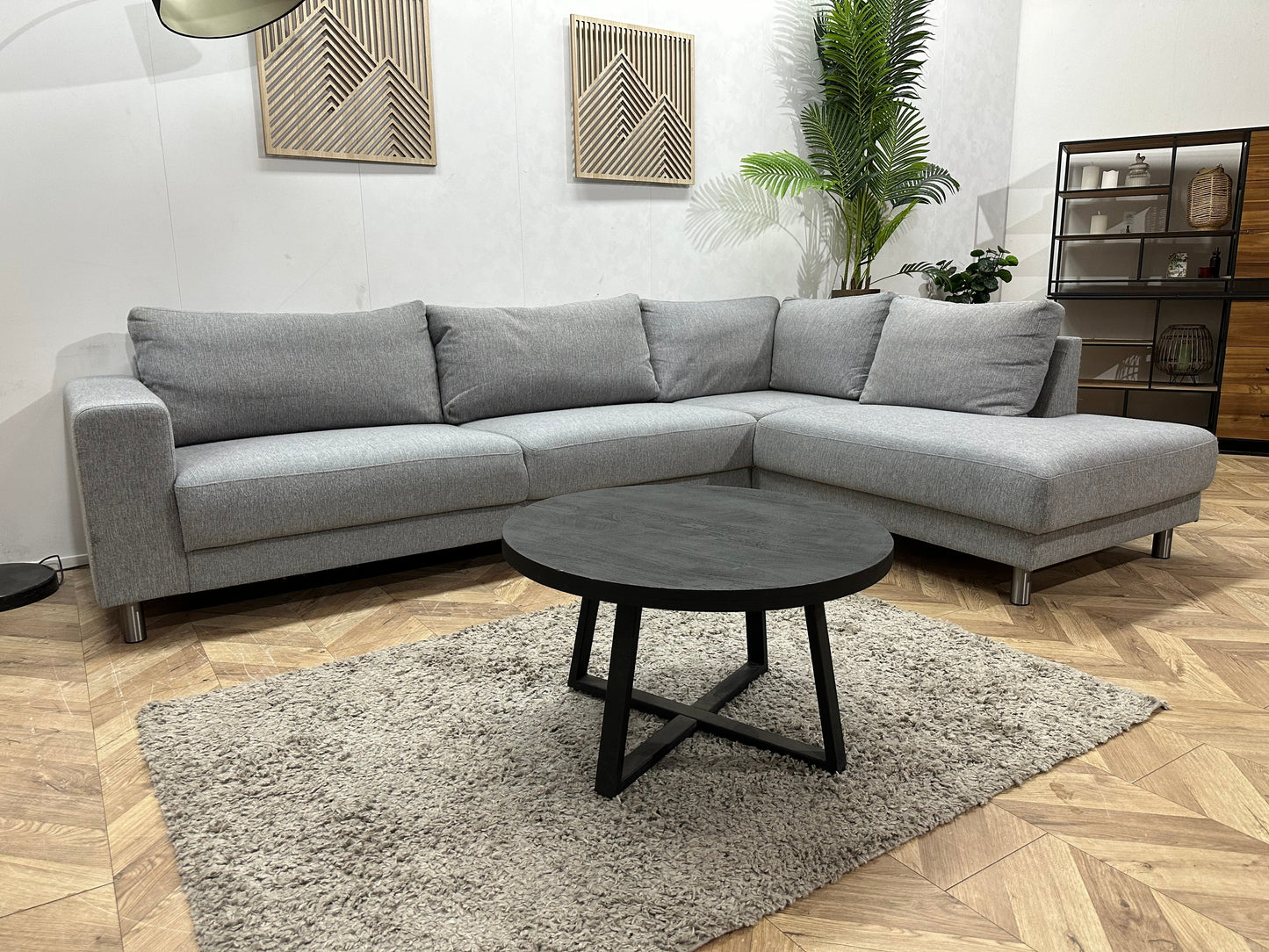 Licht Grijze Stoffen Hoekzetel ~ Losse Rugkussens