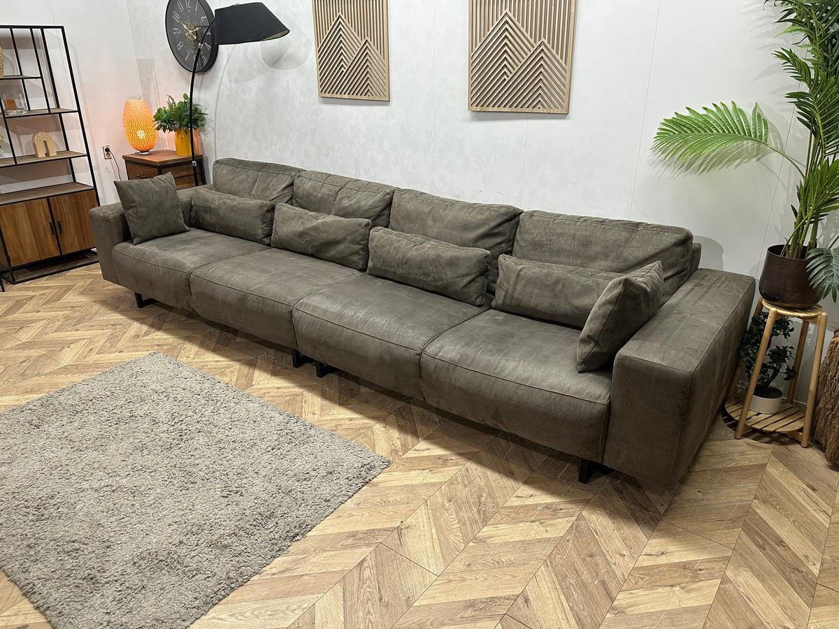 Taupe Suede Stoffen Rechte Zetel ~ Losse Rugkussens Met Afneembare Hoezen