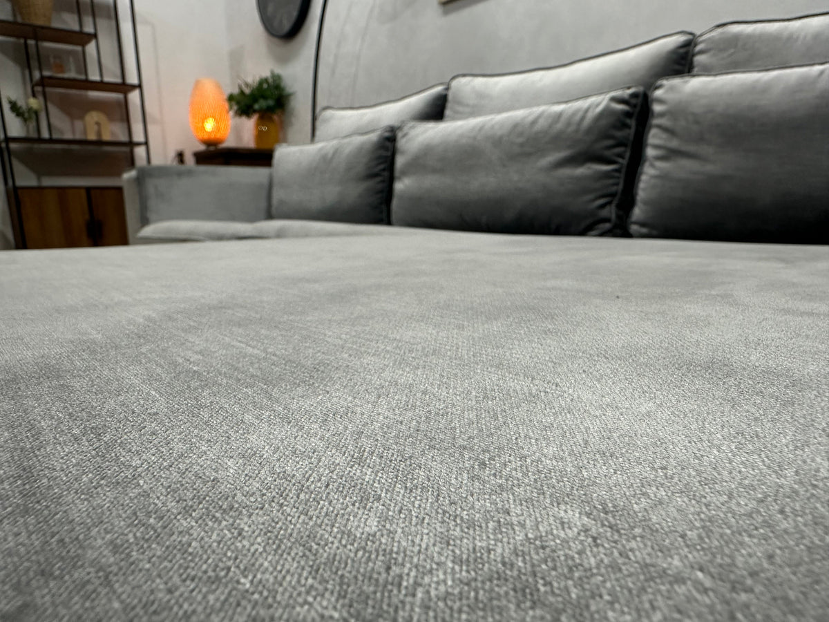 Licht Grijze Velvet Hoekzetel ~ Losse Kussens Met Afneembare Hoezen