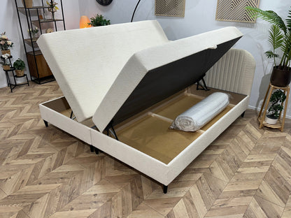 !Showroommodel! Witte Bouclé Stoffen Boxspring Inc Topper