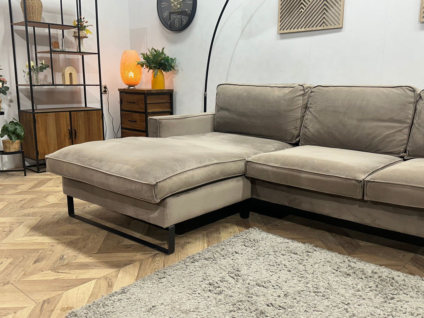 Licht Bruine Velvet Hoekzetel ~ Losse Kussens Met Afneembare Hoezen