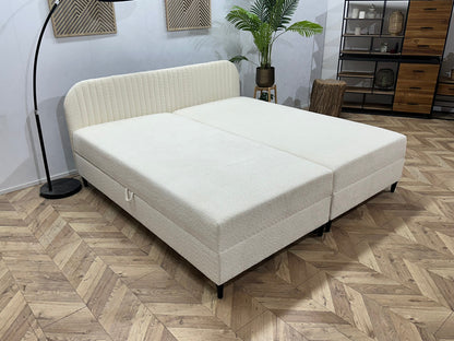 !Showroommodel! Witte Bouclé Stoffen Boxspring Inc Topper