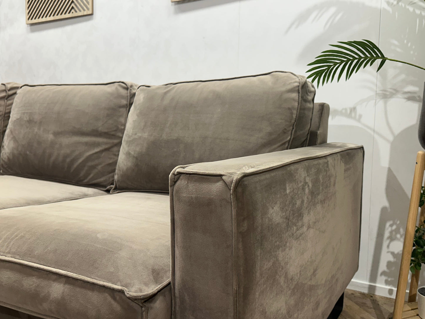 Licht Bruine Velvet Hoekzetel ~ Losse Kussens Met Afneembare Hoezen