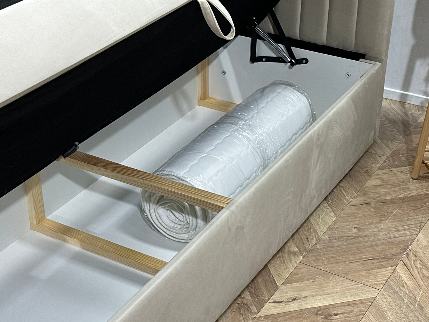 !Showroommodel! Beige Velvet Boxspring Inc Topper