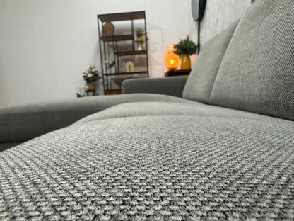 Licht Grijze Suede Stoffen Hoekzetel ~ Losse Rugkussens Met Afneembare Hoezen