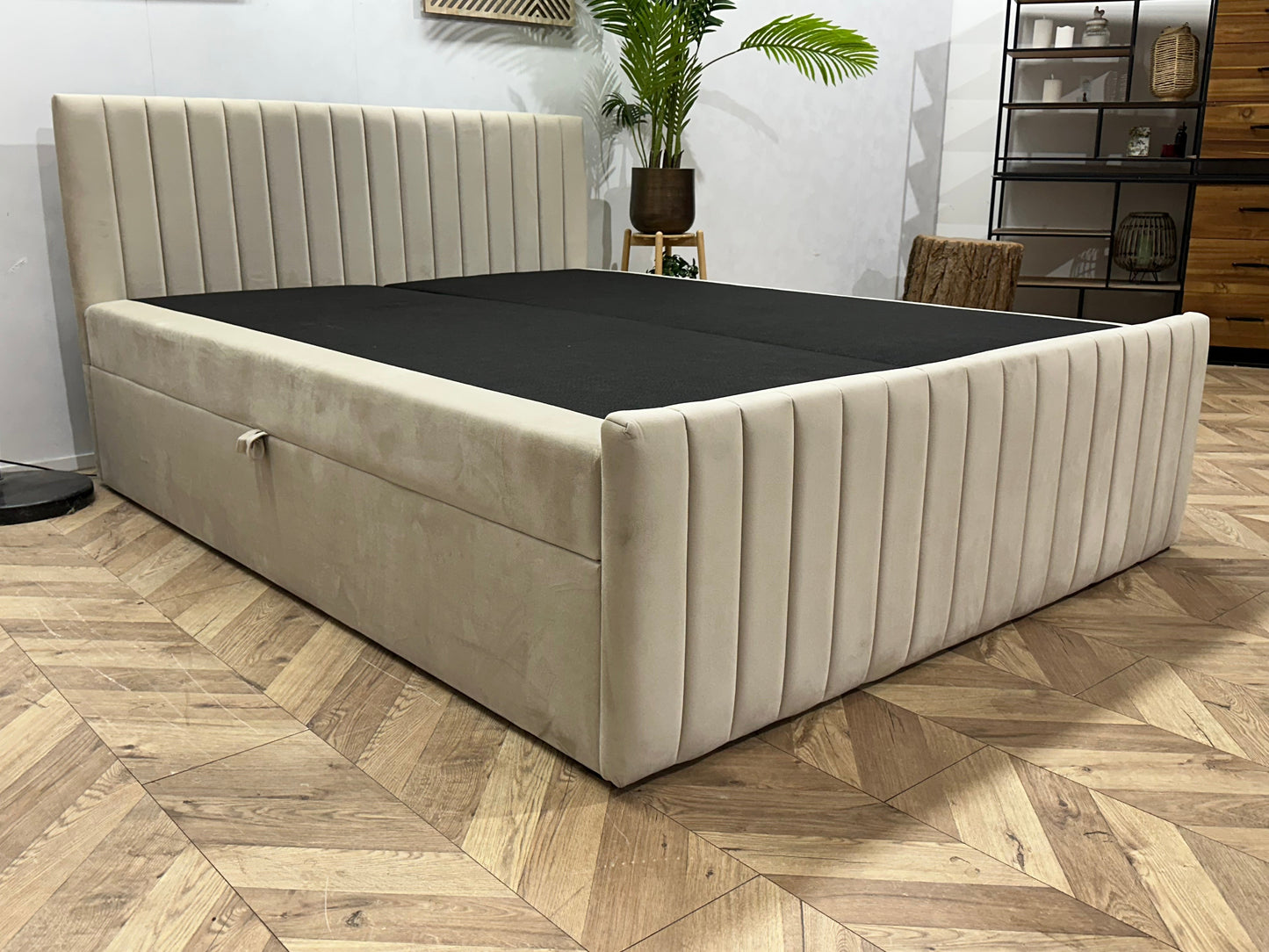 !Showroommodel! Beige Velvet Boxspring Inc Topper