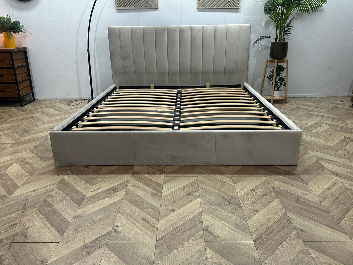 !Showroommodel! Licht Grijze Velvet Tweepersoonsbed Inc Lattenbodem