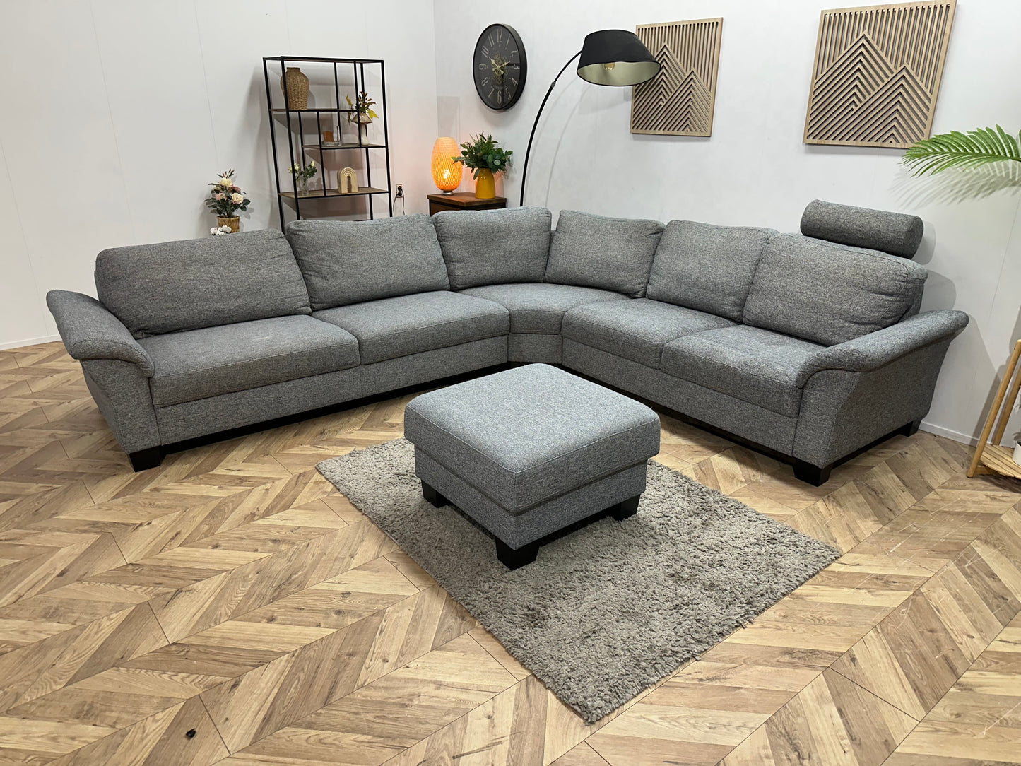 Licht Grijze Stoffen Hoekzetel Inc Hocker ~ Losse Rugkussens
