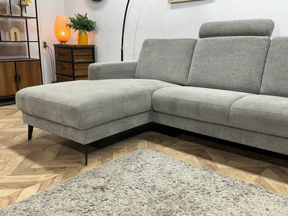 Licht Grijze Suede Stoffen Hoekzetel ~ Losse Rugkussens Met Afneembare Hoezen