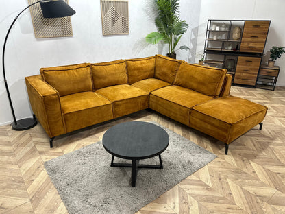Oker Gele Velvet Hoekzetel ~ Losse Rugkussens Met Afneembare Hoezen