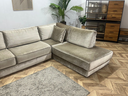 Licht Grijze Velvet Hoekzetel ~ Losse Kussens Met Afneembare Hoezen