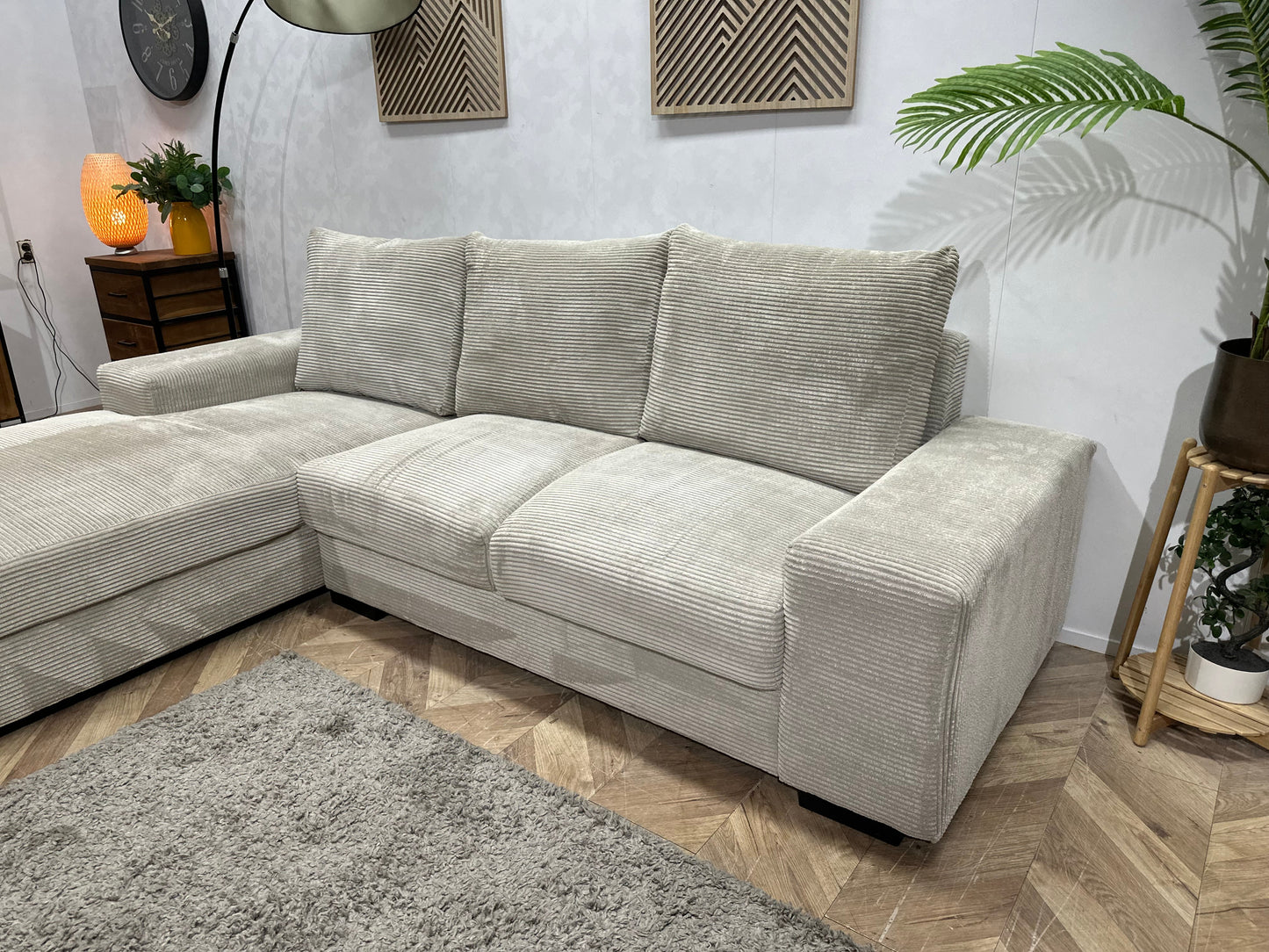 Witte Ribstof Hoekzetel ~ Losse Rugkussens Met Afneembare Hoezen