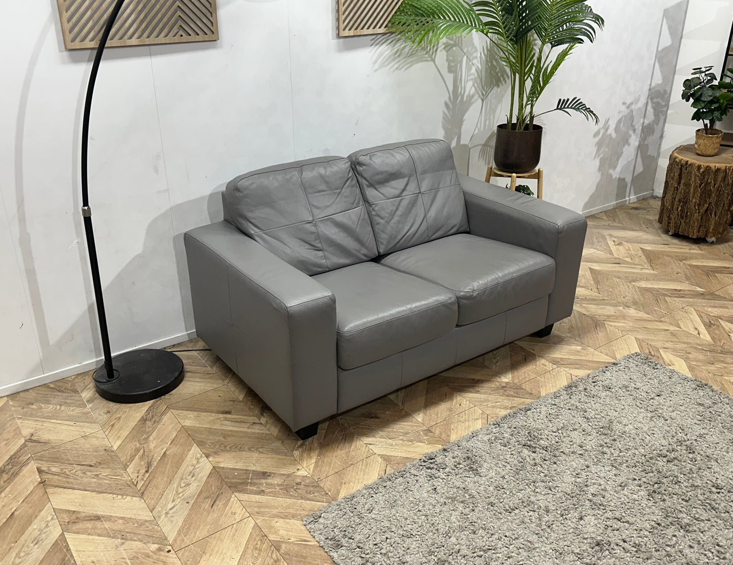 Grijze Leather Look 2-Zits Zetel ~ Vaste Kussens
