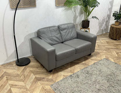 Grijze Leather Look 2-Zits Zetel ~ Vaste Kussens