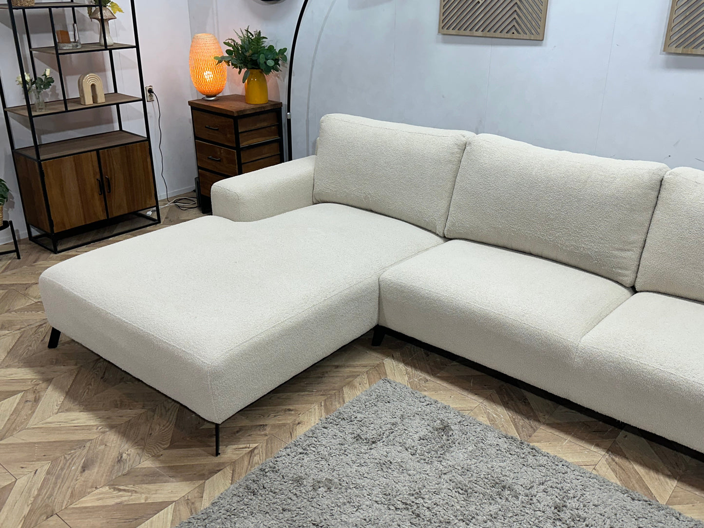 Witte Bouclé Stoffen Hoekzetel ~ Losse Rugkussens Met Afneembare Hoezen