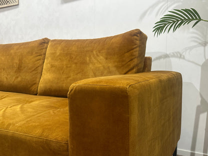Oker Gele Velvet Hoekzetel ~ Losse Rugkussens Met Afneembare Hoezen
