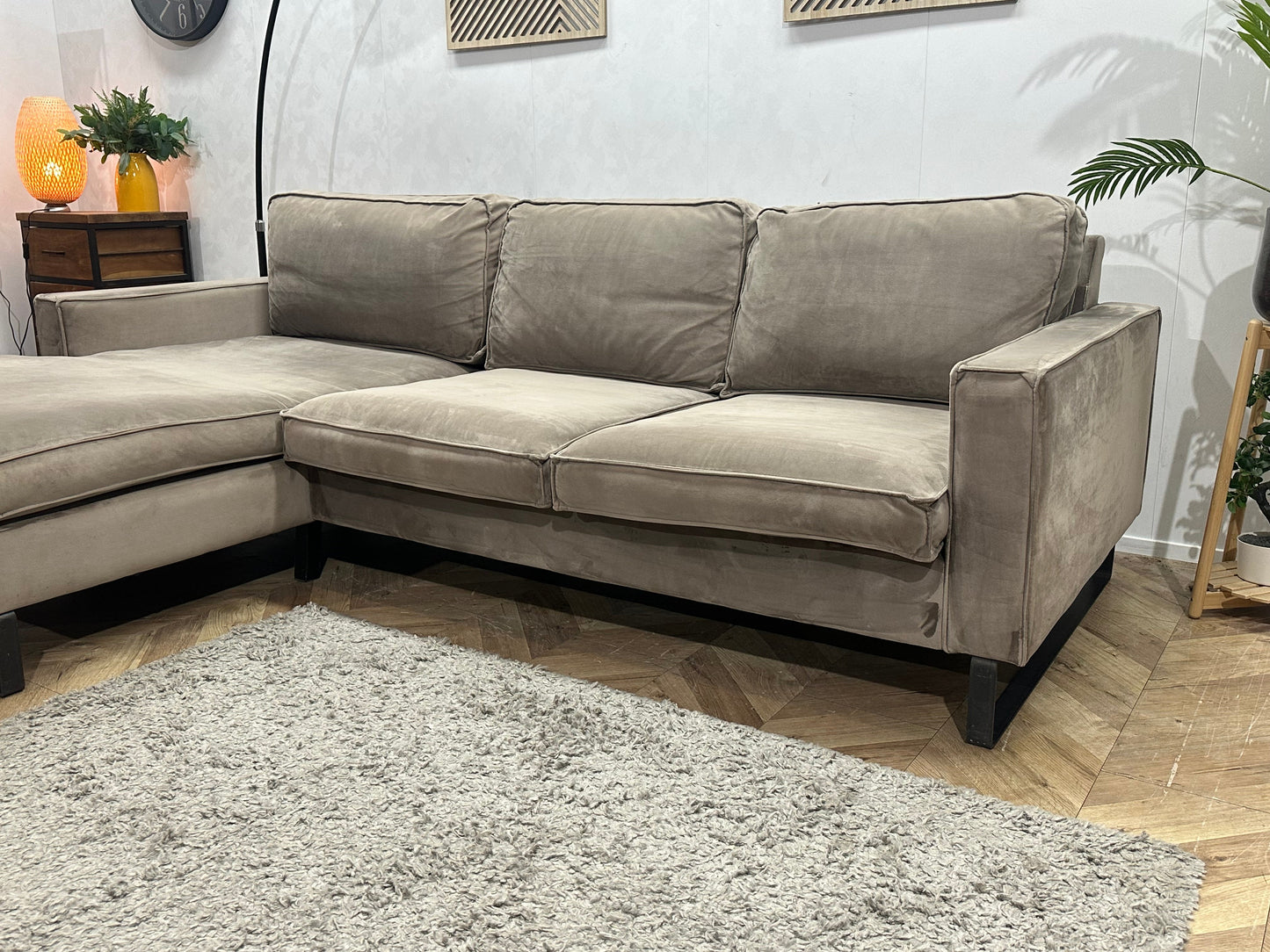 Licht Bruine Velvet Hoekzetel ~ Losse Kussens Met Afneembare Hoezen