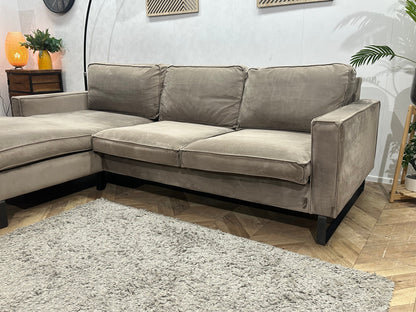 Licht Bruine Velvet Hoekzetel ~ Losse Kussens Met Afneembare Hoezen